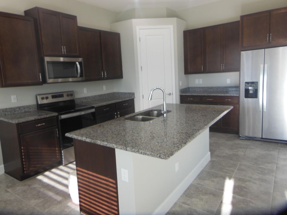 For Rent: $3,100 (3 beds, 2 baths, 2305 Square Feet)