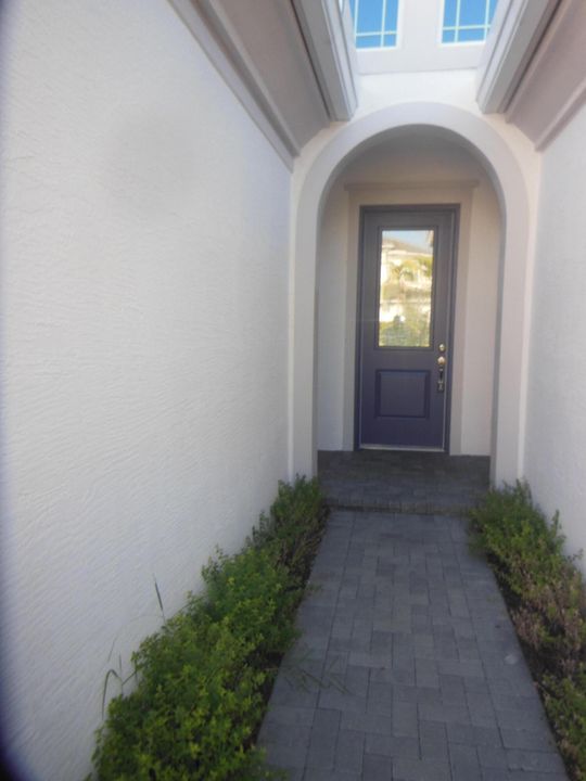 For Rent: $3,100 (3 beds, 2 baths, 2305 Square Feet)