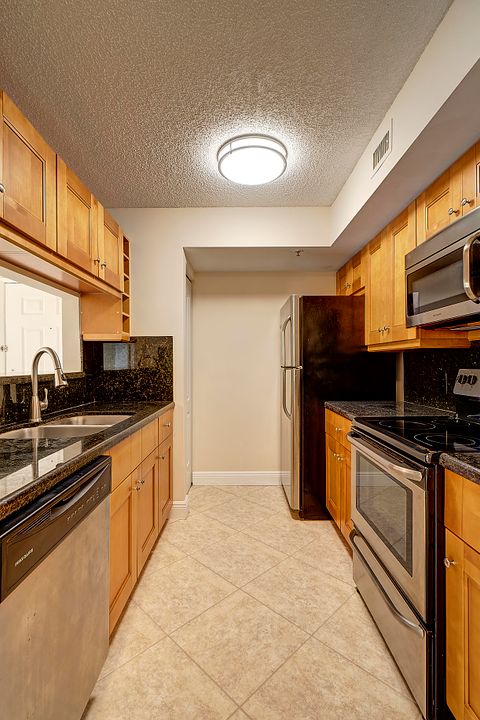 出租: $2,100 (2 贝兹, 1 浴室, 922 平方英尺)