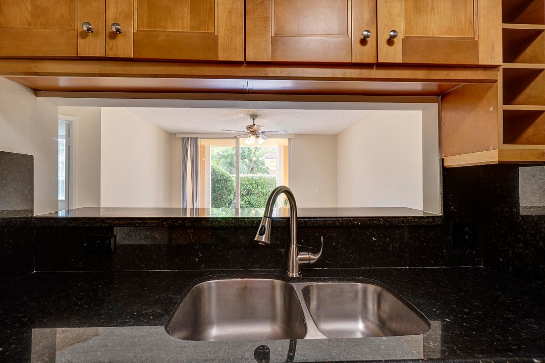 出租: $2,100 (2 贝兹, 1 浴室, 922 平方英尺)