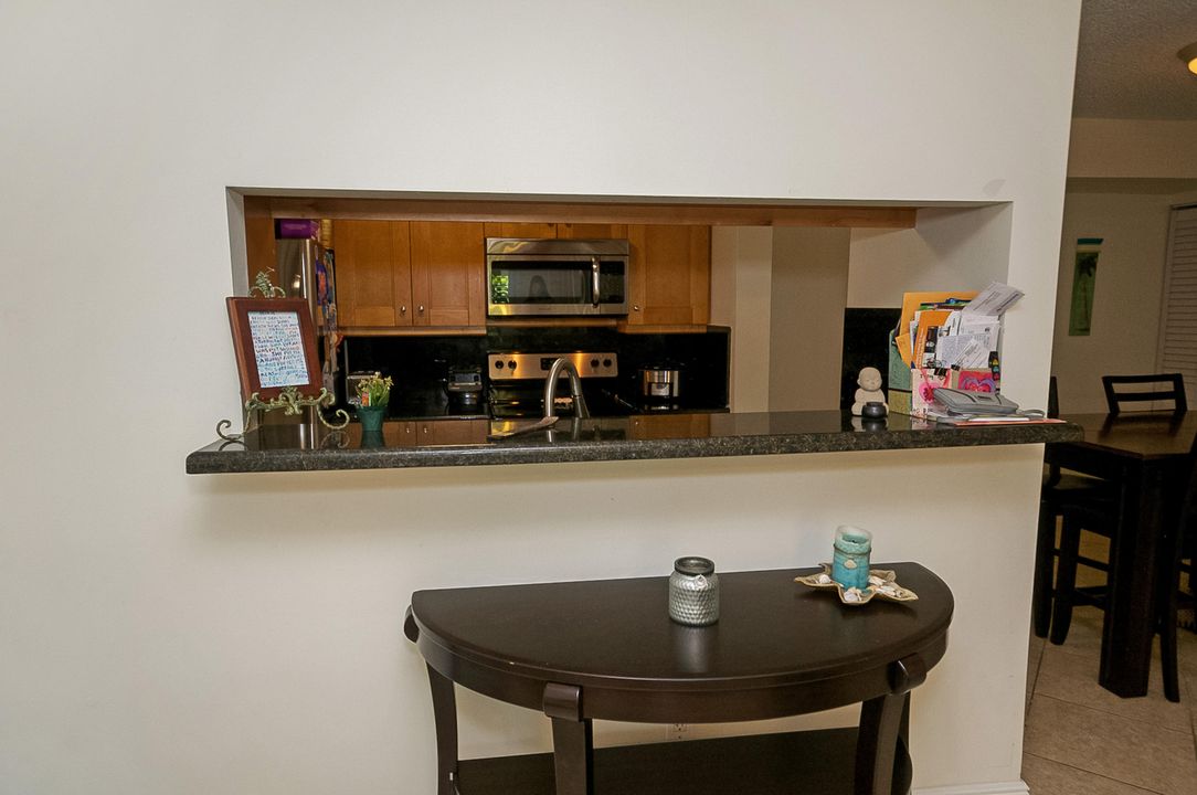 出租: $2,100 (2 贝兹, 1 浴室, 922 平方英尺)