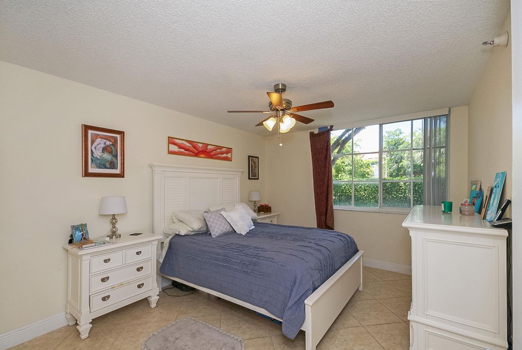 出租: $2,100 (2 贝兹, 1 浴室, 922 平方英尺)