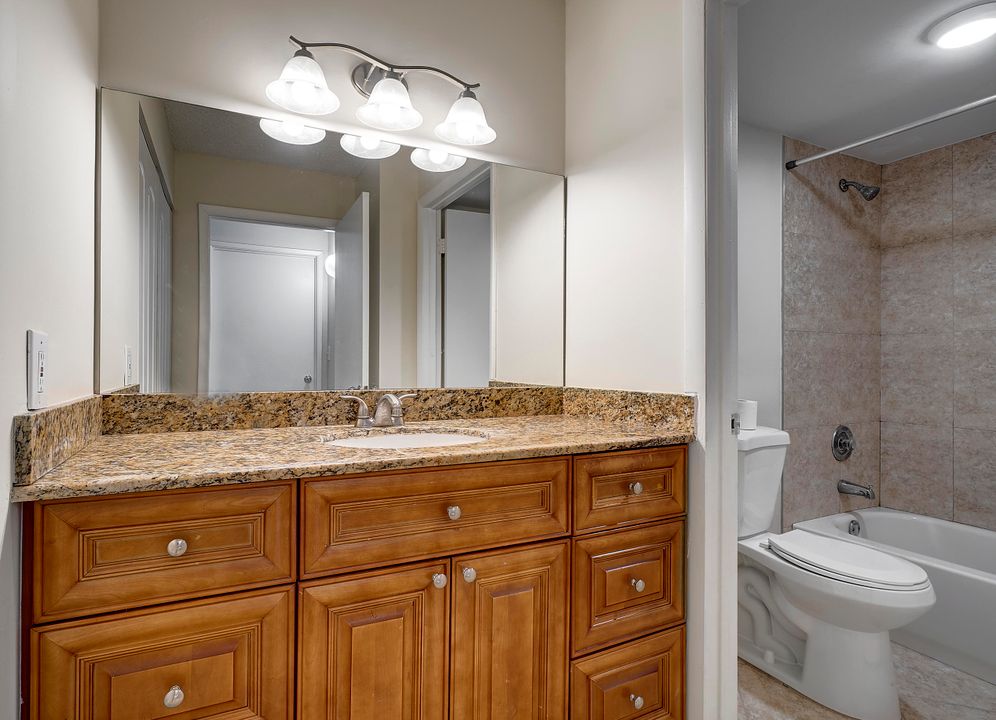 出租: $2,100 (2 贝兹, 1 浴室, 922 平方英尺)