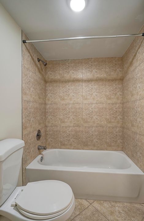 出租: $2,100 (2 贝兹, 1 浴室, 922 平方英尺)