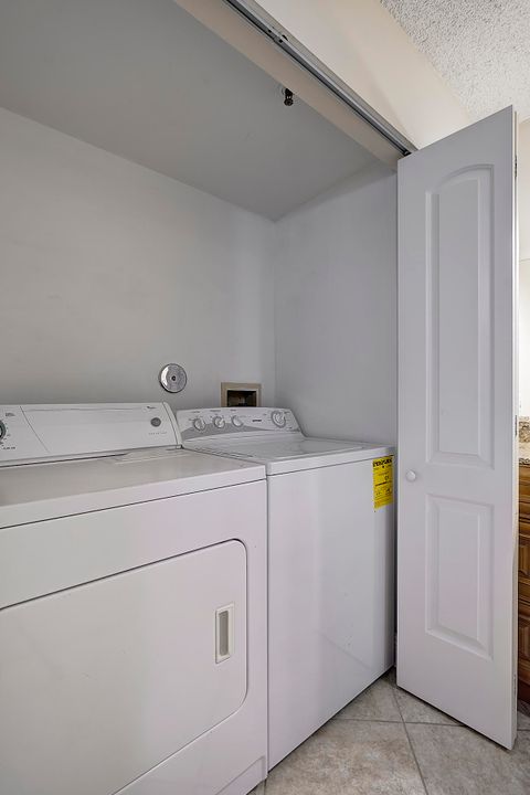 出租: $2,100 (2 贝兹, 1 浴室, 922 平方英尺)