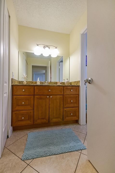 出租: $2,100 (2 贝兹, 1 浴室, 922 平方英尺)