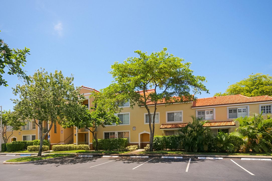 出租: $2,100 (2 贝兹, 1 浴室, 922 平方英尺)