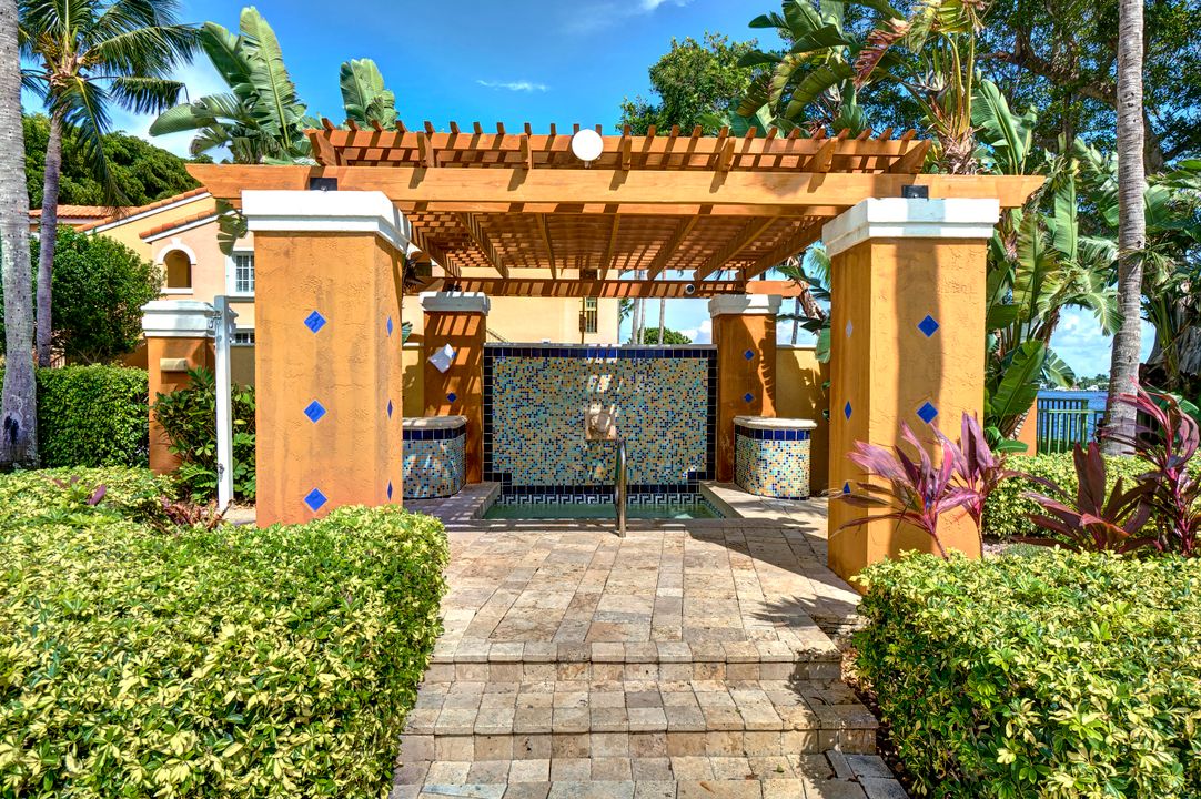 出租: $2,100 (2 贝兹, 1 浴室, 922 平方英尺)