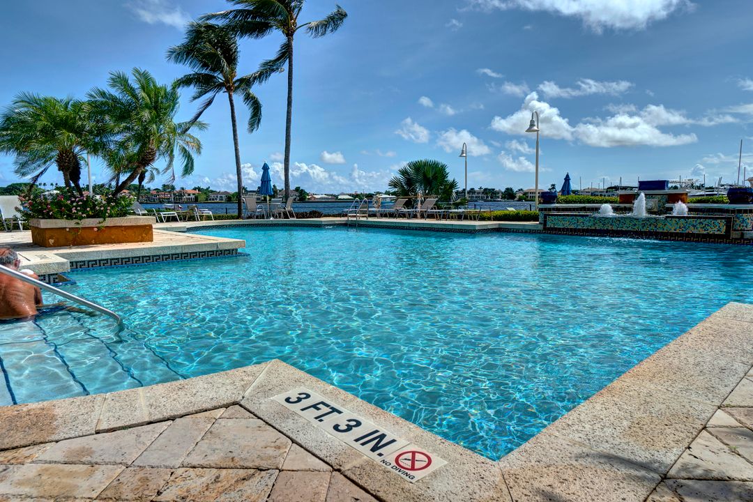 出租: $2,100 (2 贝兹, 1 浴室, 922 平方英尺)