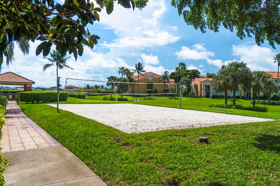 出租: $2,100 (2 贝兹, 1 浴室, 922 平方英尺)