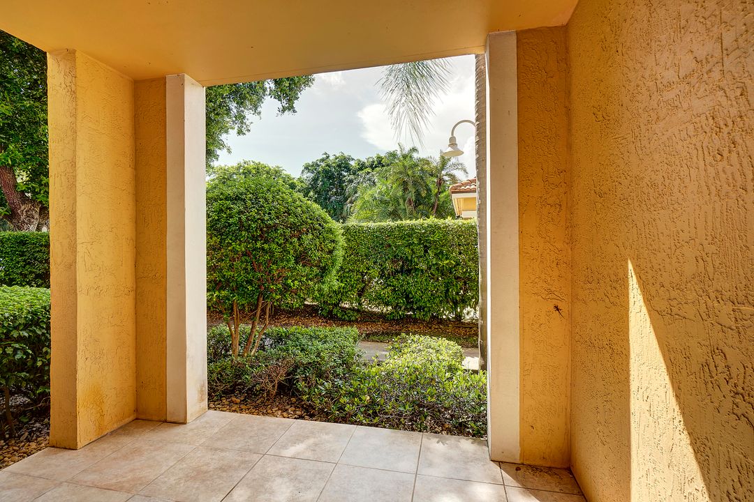 出租: $2,100 (2 贝兹, 1 浴室, 922 平方英尺)