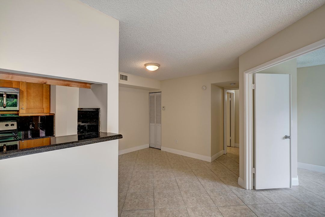 出租: $2,100 (2 贝兹, 1 浴室, 922 平方英尺)