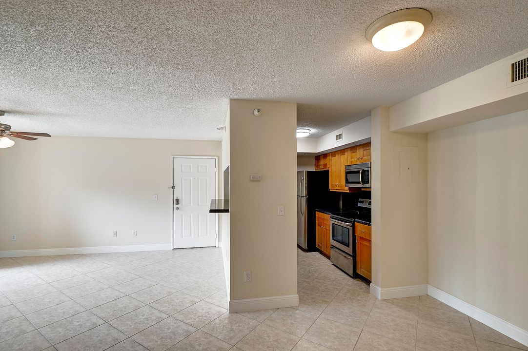 出租: $2,100 (2 贝兹, 1 浴室, 922 平方英尺)