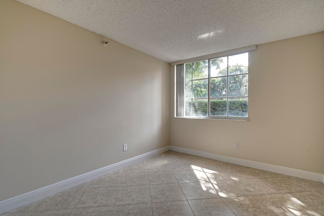 出租: $2,100 (2 贝兹, 1 浴室, 922 平方英尺)