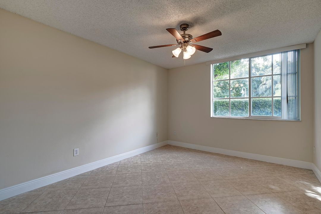 出租: $2,100 (2 贝兹, 1 浴室, 922 平方英尺)