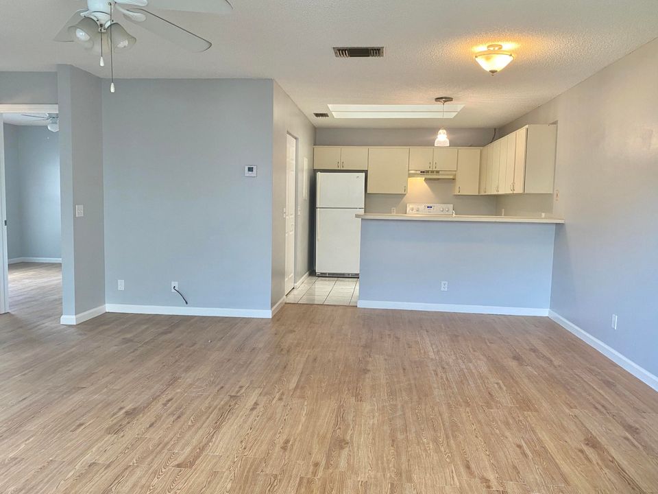 В аренду: $1,850 (2 спален, 1 ванн, 888 Квадратных фут)