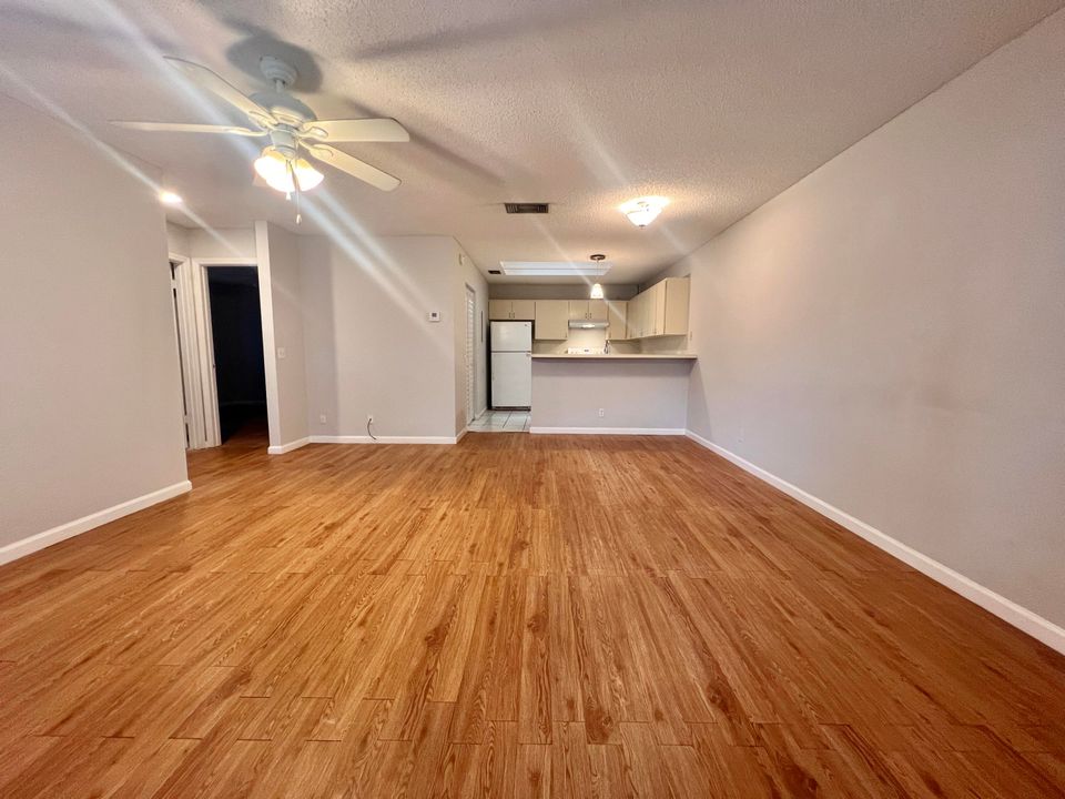 В аренду: $1,850 (2 спален, 1 ванн, 888 Квадратных фут)