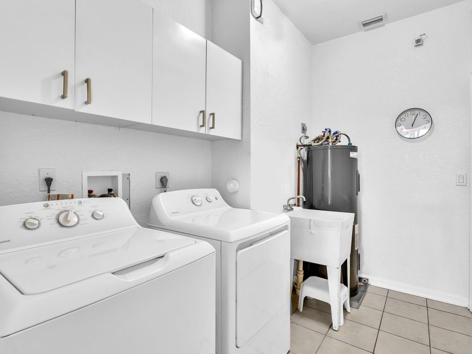 Activo con contrato: $575,000 (3 camas, 2 baños, 1945 Pies cuadrados)