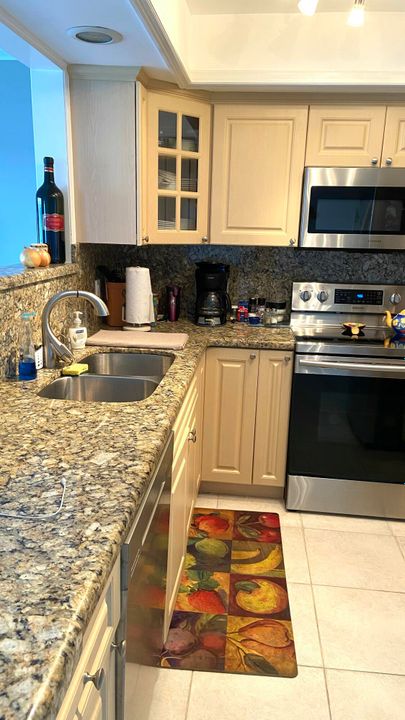 В аренду: $2,800 (1 спален, 1 ванн, 950 Квадратных фут)