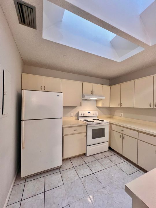 В аренду: $1,850 (2 спален, 1 ванн, 888 Квадратных фут)