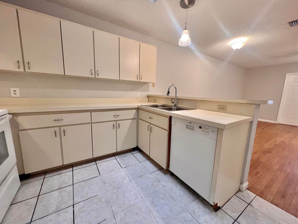 В аренду: $1,850 (2 спален, 1 ванн, 888 Квадратных фут)