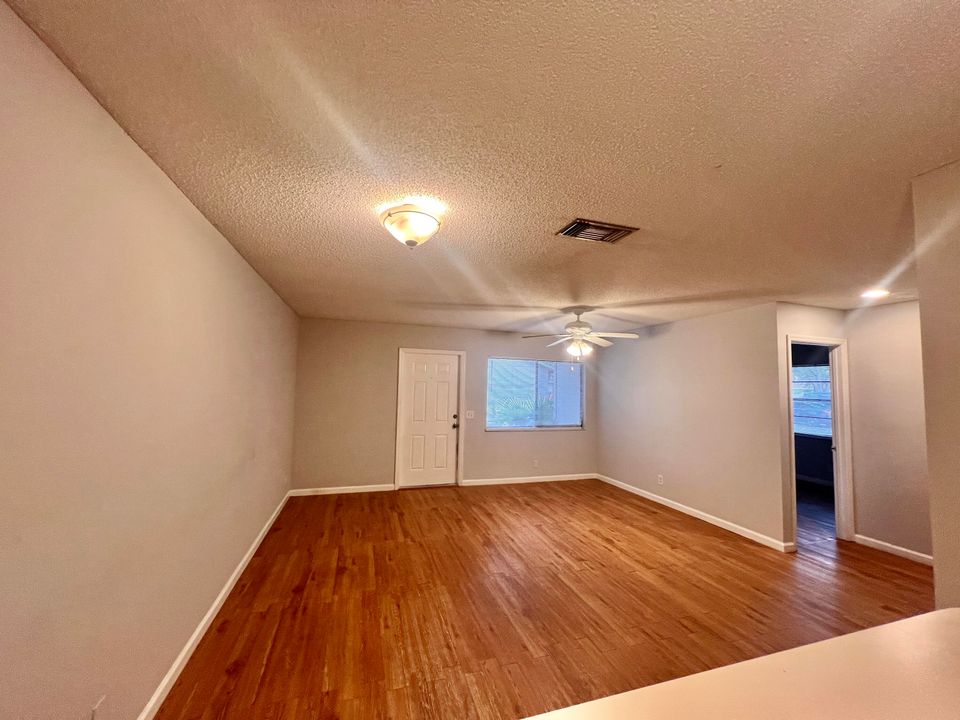 В аренду: $1,850 (2 спален, 1 ванн, 888 Квадратных фут)