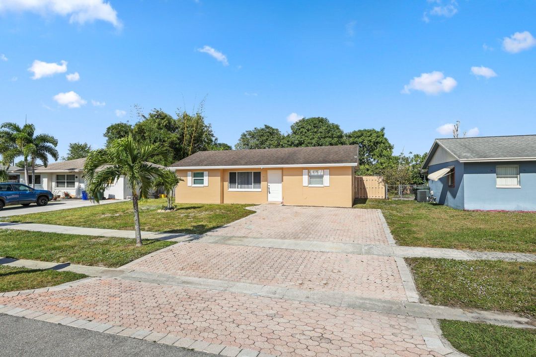 Active With Contract: $349,000 (3 beds, 1 baths, 1026 Square Feet)