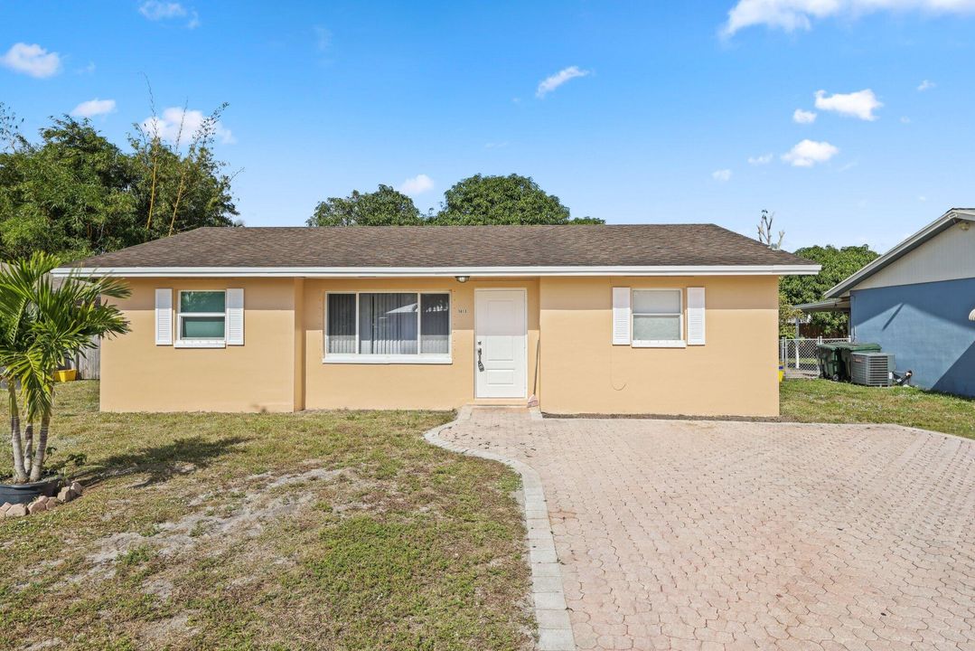 Active With Contract: $349,000 (3 beds, 1 baths, 1026 Square Feet)