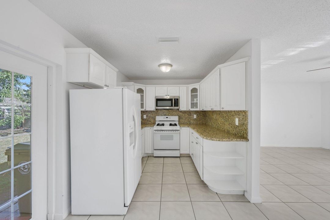 Active With Contract: $349,000 (3 beds, 1 baths, 1026 Square Feet)