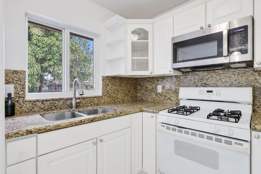 Active With Contract: $349,000 (3 beds, 1 baths, 1026 Square Feet)