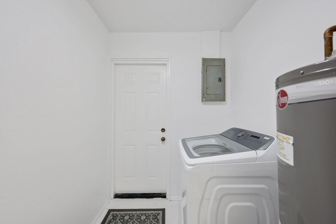 Active With Contract: $349,000 (3 beds, 1 baths, 1026 Square Feet)