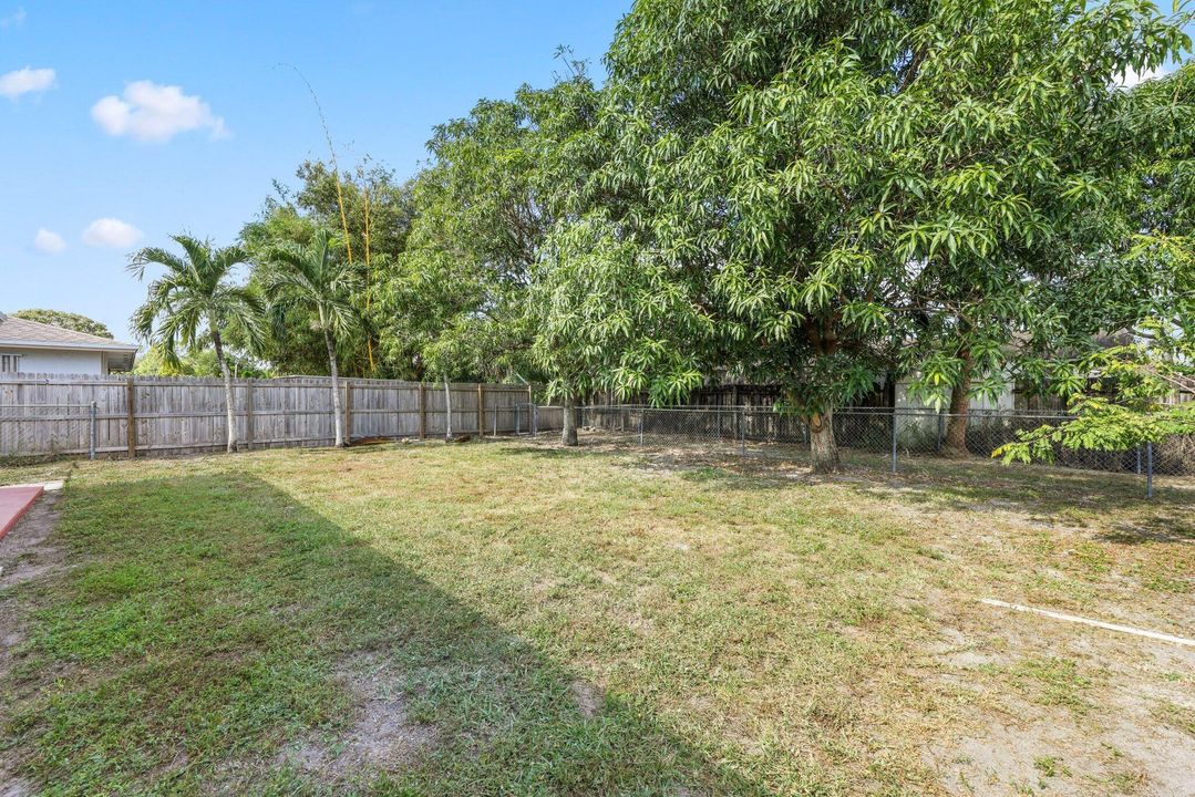 Active With Contract: $349,000 (3 beds, 1 baths, 1026 Square Feet)