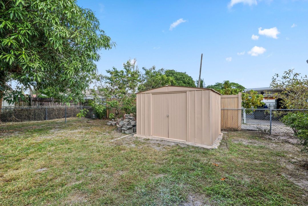 Active With Contract: $349,000 (3 beds, 1 baths, 1026 Square Feet)