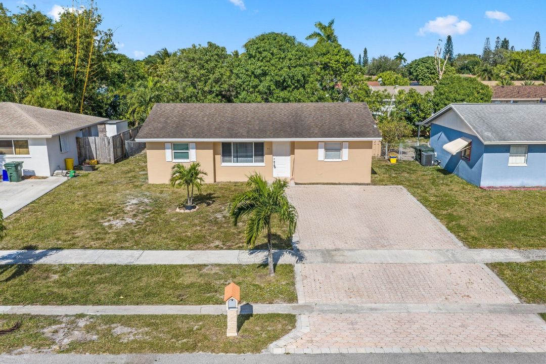 Active With Contract: $349,000 (3 beds, 1 baths, 1026 Square Feet)