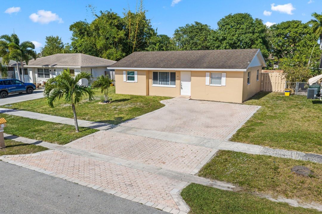 Active With Contract: $349,000 (3 beds, 1 baths, 1026 Square Feet)