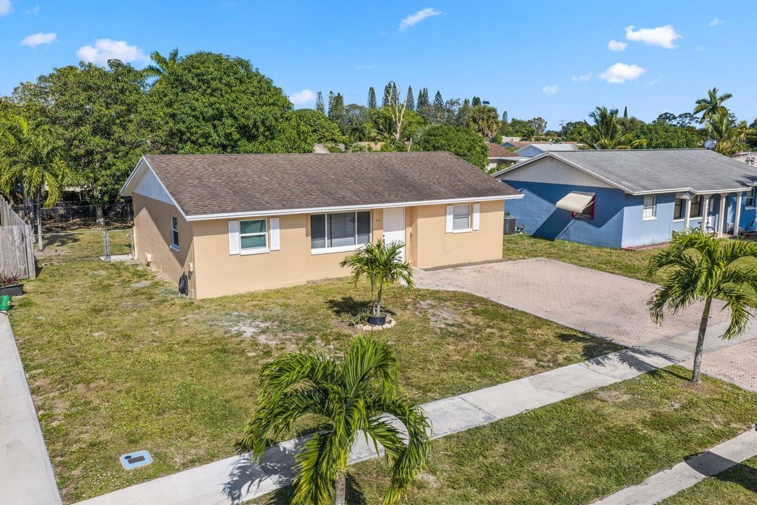 Active With Contract: $349,000 (3 beds, 1 baths, 1026 Square Feet)