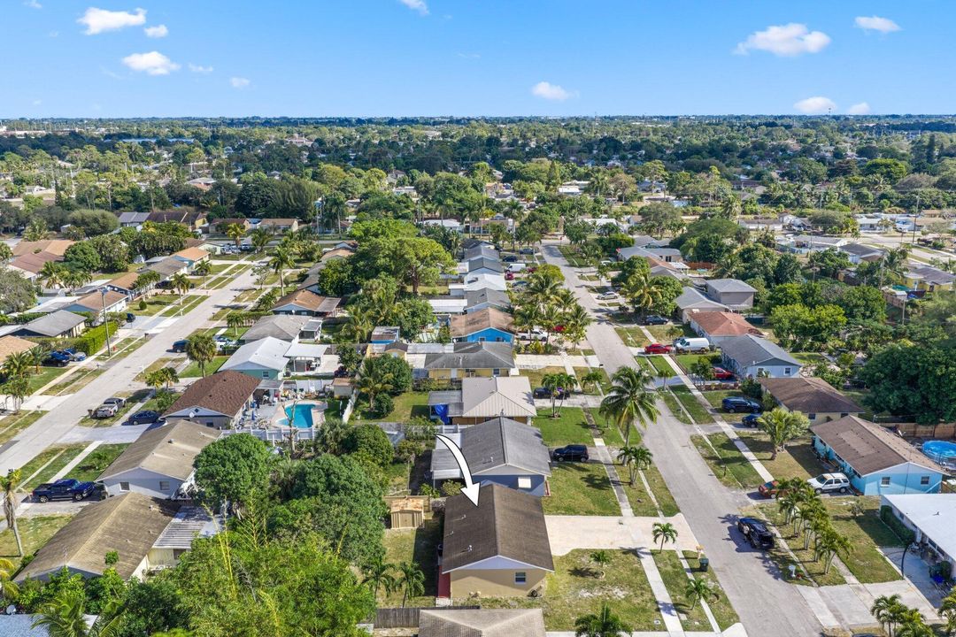 Active With Contract: $349,000 (3 beds, 1 baths, 1026 Square Feet)