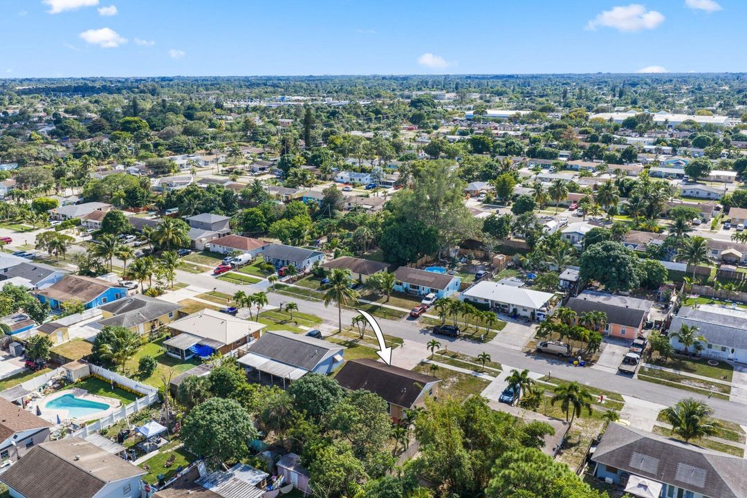 Active With Contract: $349,000 (3 beds, 1 baths, 1026 Square Feet)