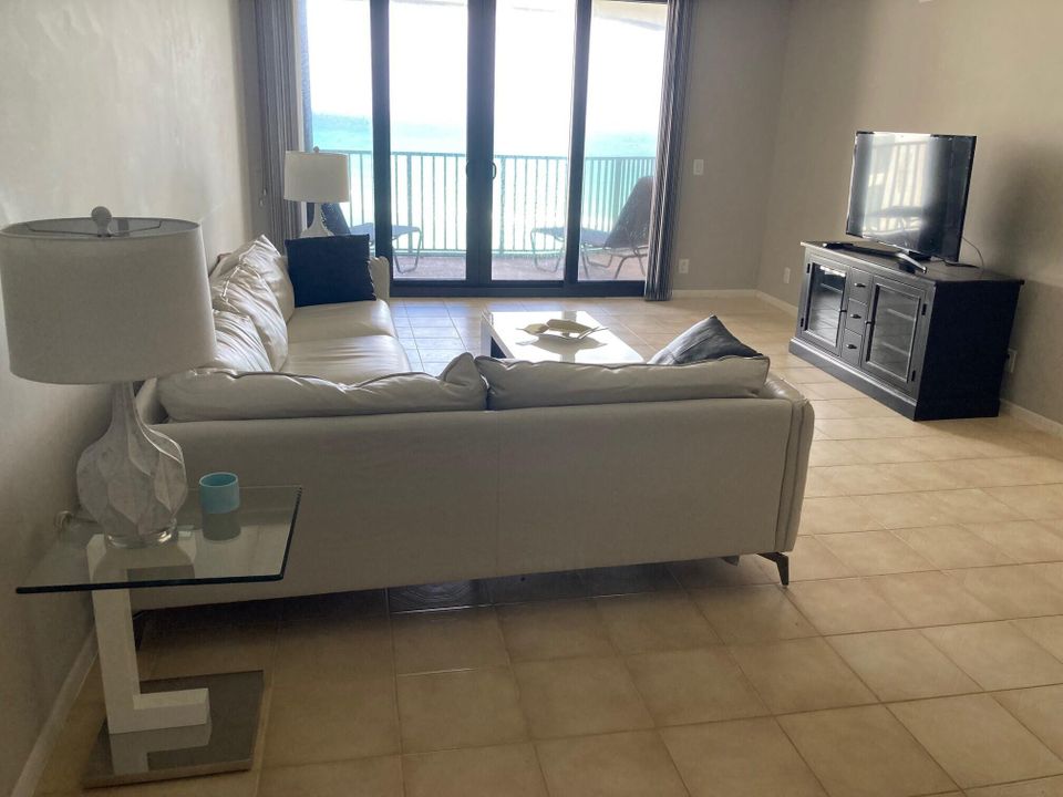 Active With Contract: $3,600 (1 beds, 1 baths, 1141 Square Feet)
