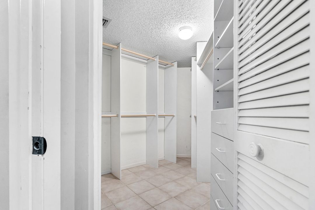 Active With Contract: $3,600 (1 beds, 1 baths, 1141 Square Feet)
