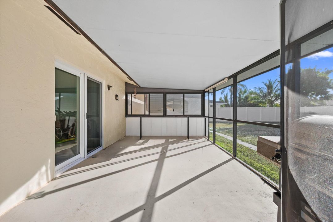 合同活跃: $450,000 (3 贝兹, 2 浴室, 1322 平方英尺)