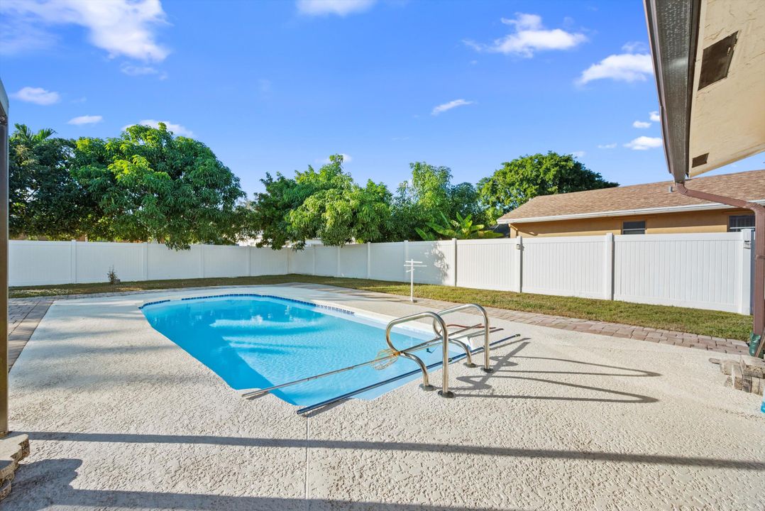 合同活跃: $450,000 (3 贝兹, 2 浴室, 1322 平方英尺)