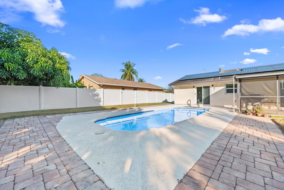 合同活跃: $450,000 (3 贝兹, 2 浴室, 1322 平方英尺)