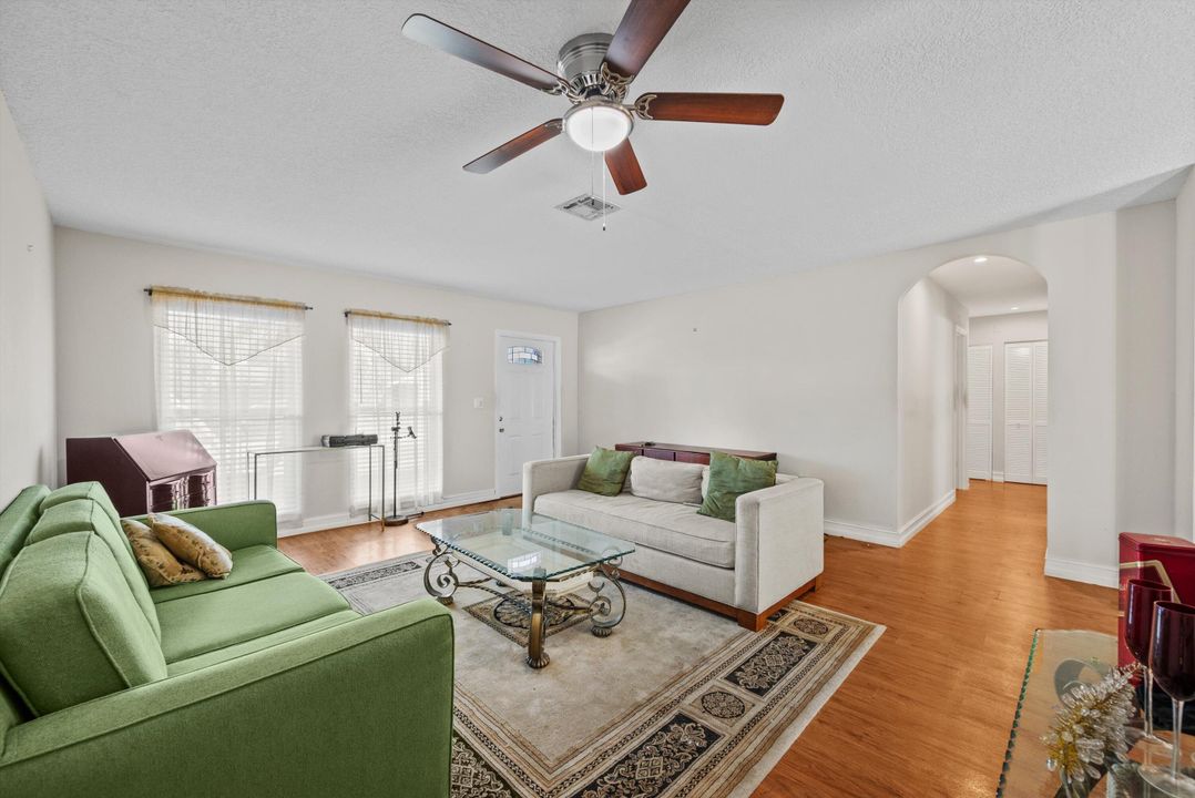 合同活跃: $450,000 (3 贝兹, 2 浴室, 1322 平方英尺)