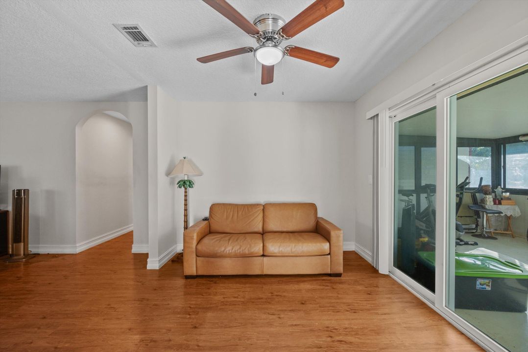 合同活跃: $450,000 (3 贝兹, 2 浴室, 1322 平方英尺)