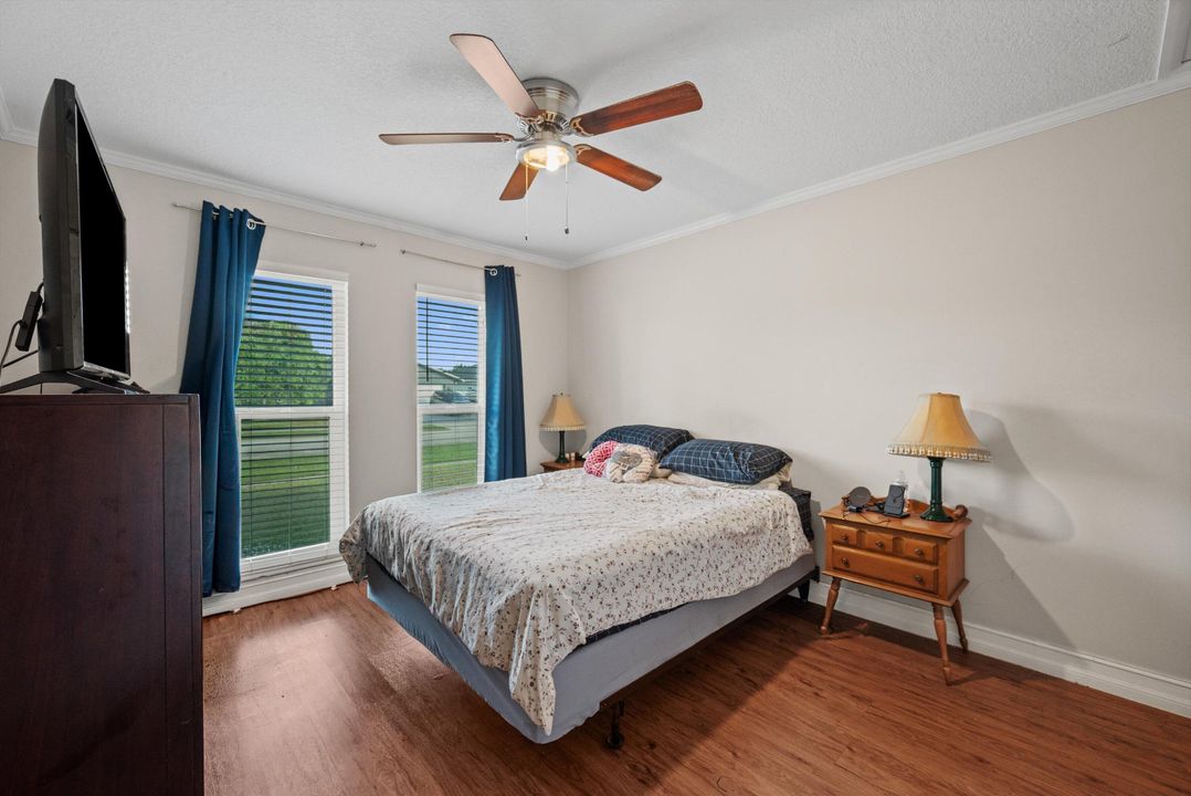 合同活跃: $450,000 (3 贝兹, 2 浴室, 1322 平方英尺)