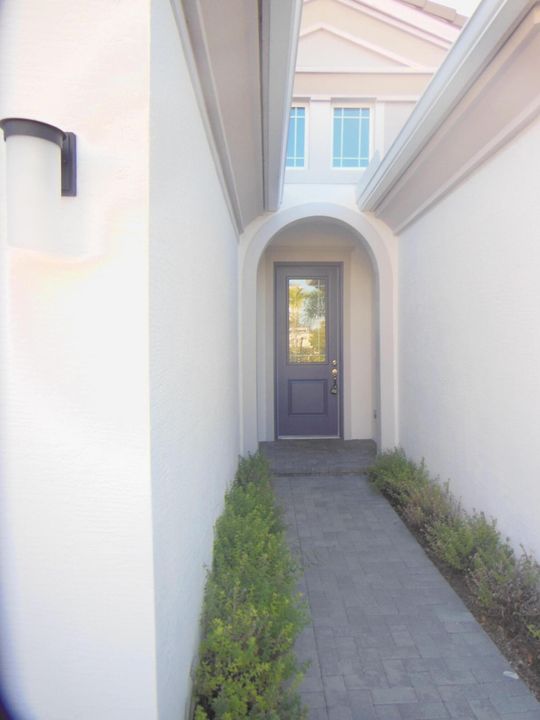 For Rent: $3,100 (3 beds, 2 baths, 2305 Square Feet)