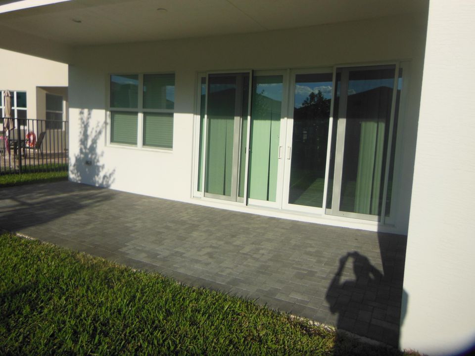 For Rent: $3,100 (3 beds, 2 baths, 2305 Square Feet)