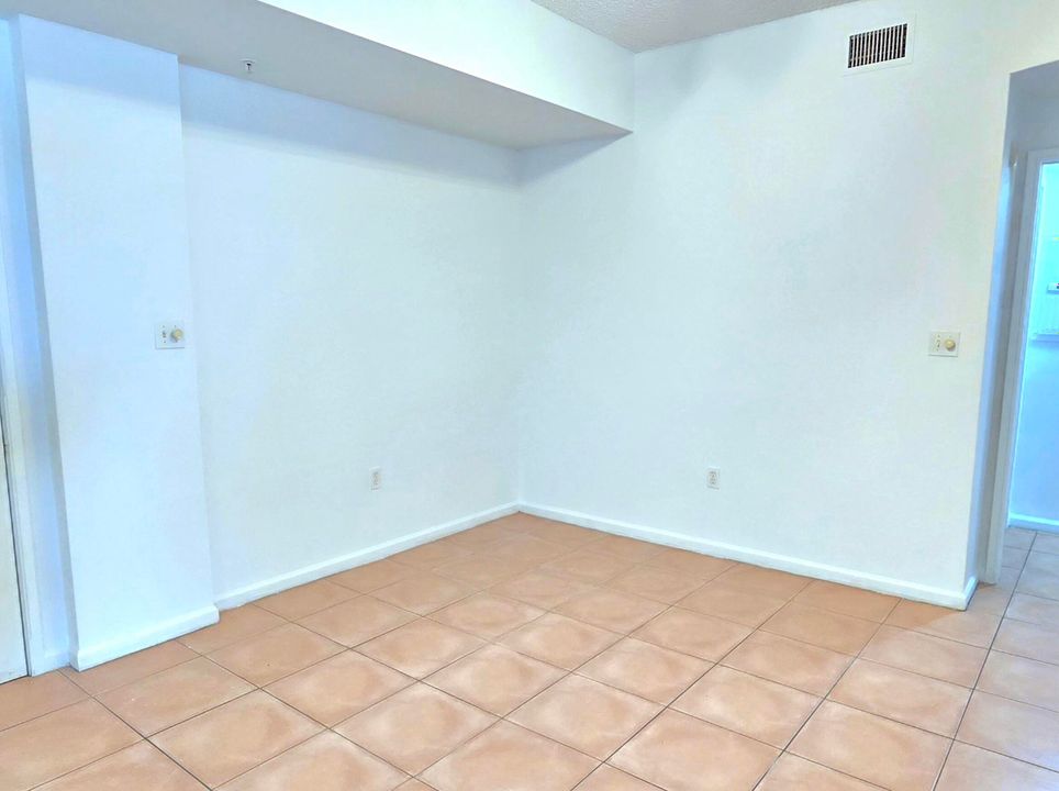 出租: $2,000 (2 贝兹, 1 浴室, 1004 平方英尺)