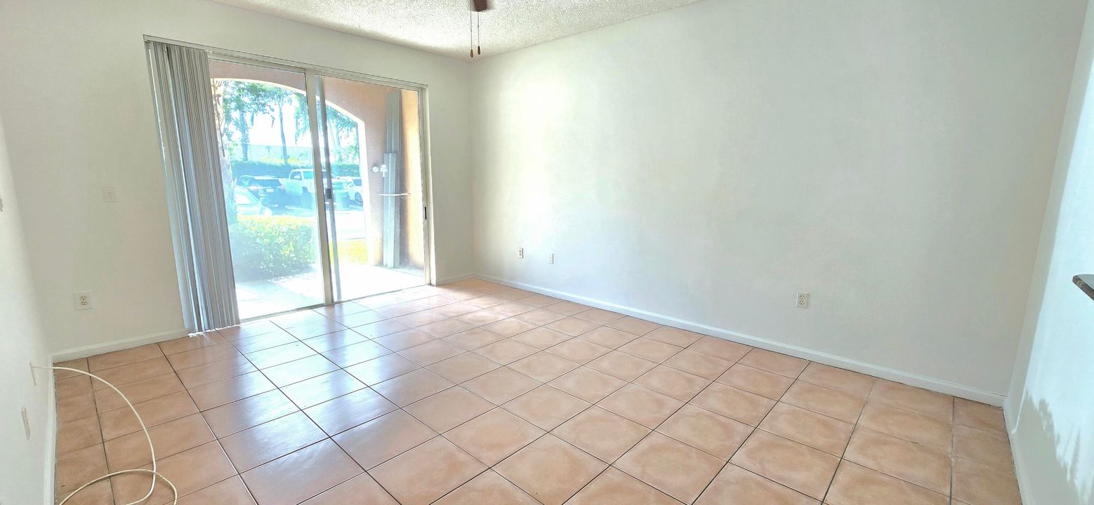 出租: $2,000 (2 贝兹, 1 浴室, 1004 平方英尺)